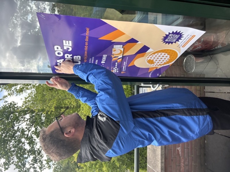 Club hangt poster op voor de actie